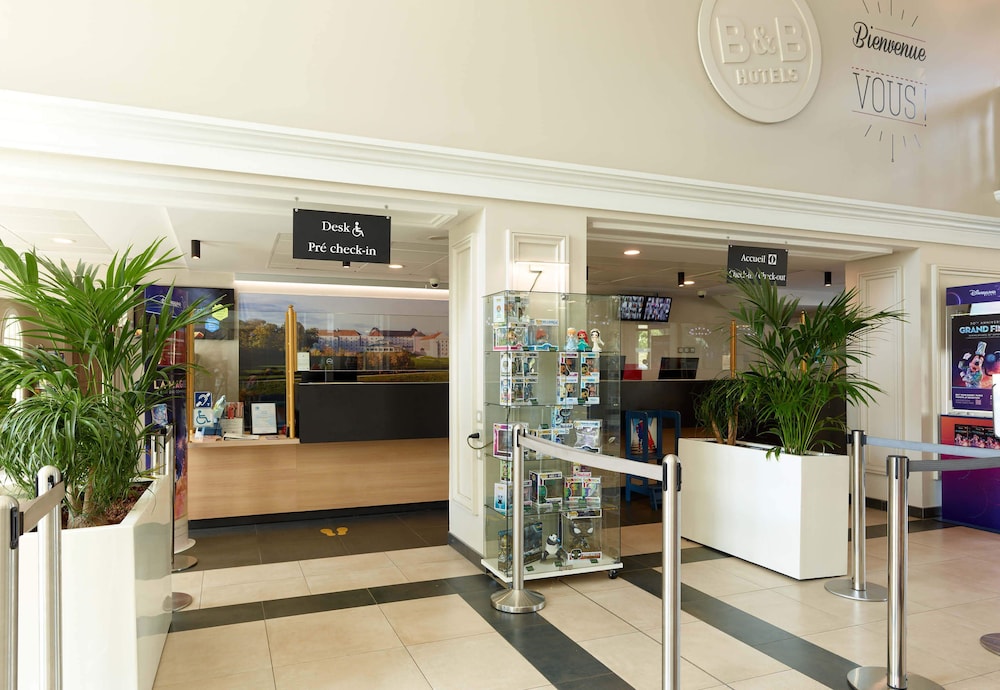 B&B Hôtel près de Disneyland® Paris — Hotel building in Disneyland Paris, Ile-de-France