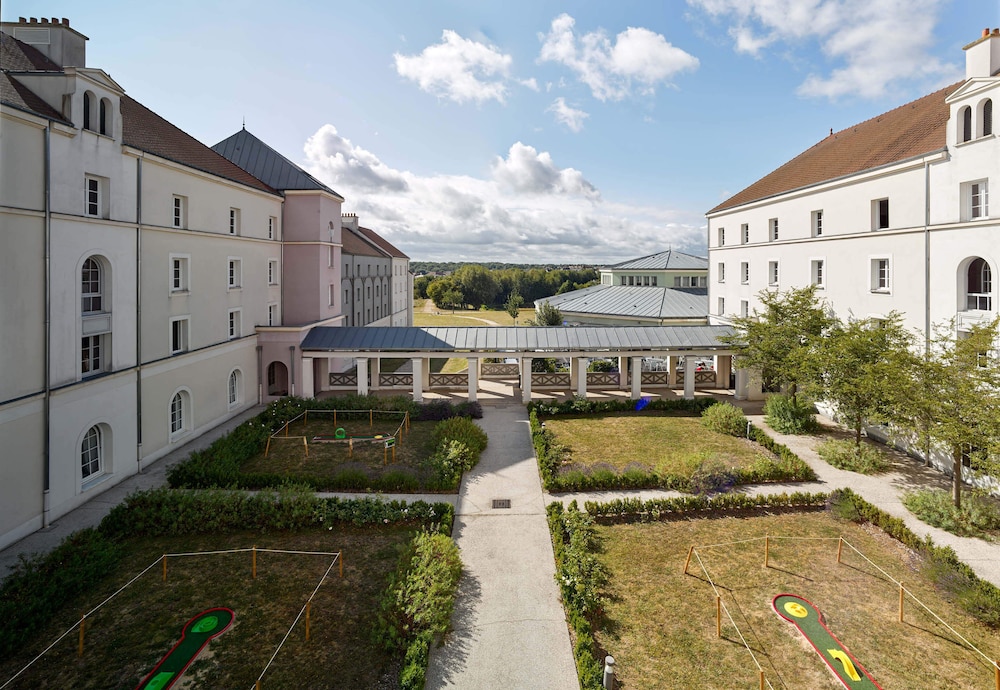 B&B Hôtel près de Disneyland® Paris — Hotel building in Disneyland Paris, Ile-de-France