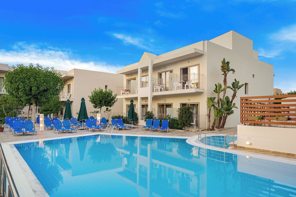 Creta Verano Hotel — Swimming pool in Malia