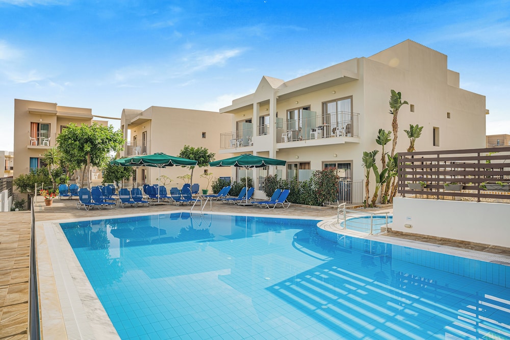 Creta Verano Hotel — Swimming pool in Malia