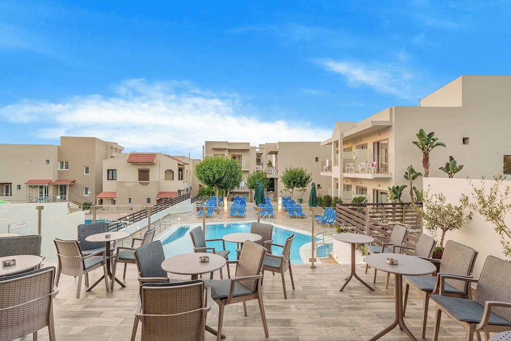 Creta Verano Hotel — Swimming pool in Malia