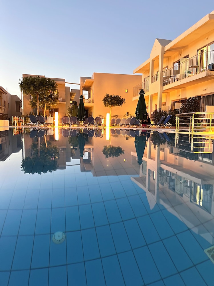 Creta Verano Hotel — Swimming pool in Malia