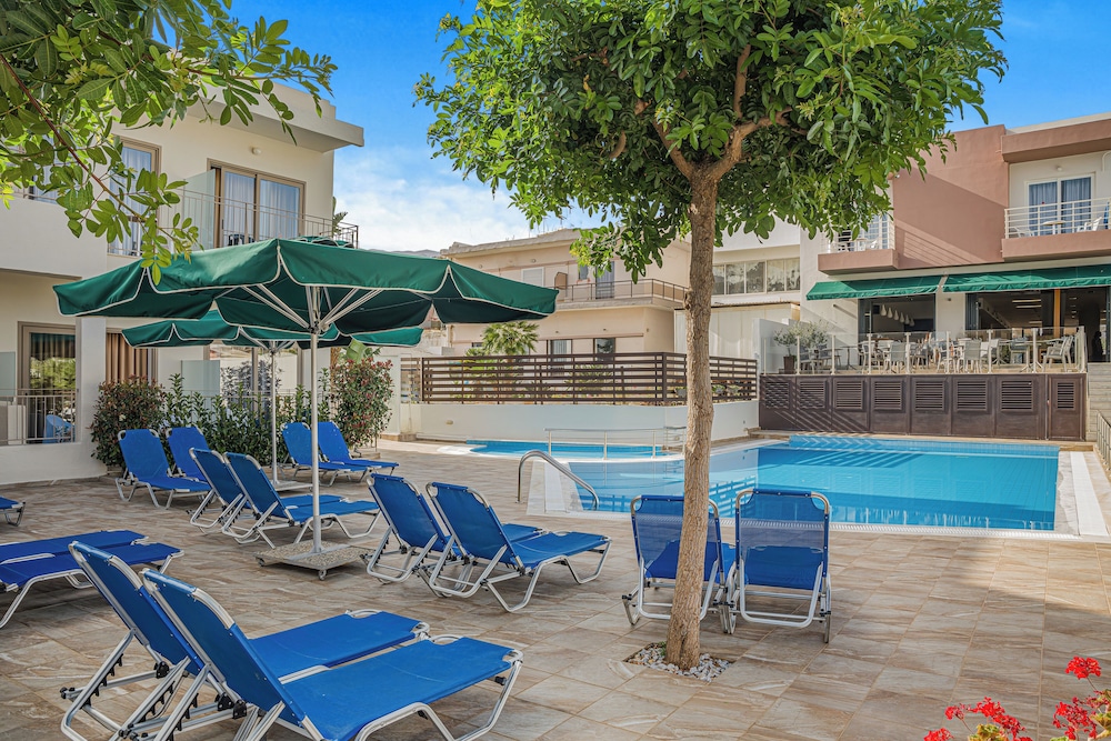 Creta Verano Hotel — Swimming pool in Malia