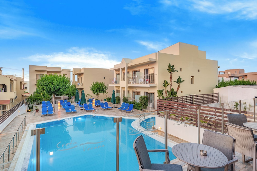 Creta Verano Hotel — Swimming pool in Malia