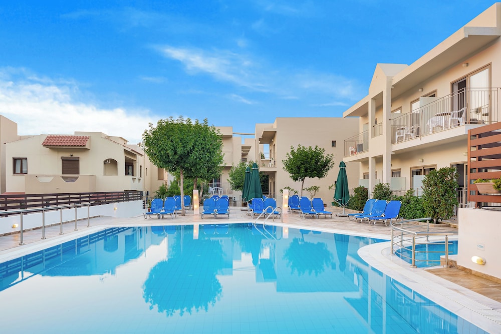 Creta Verano Hotel — Swimming pool in Malia