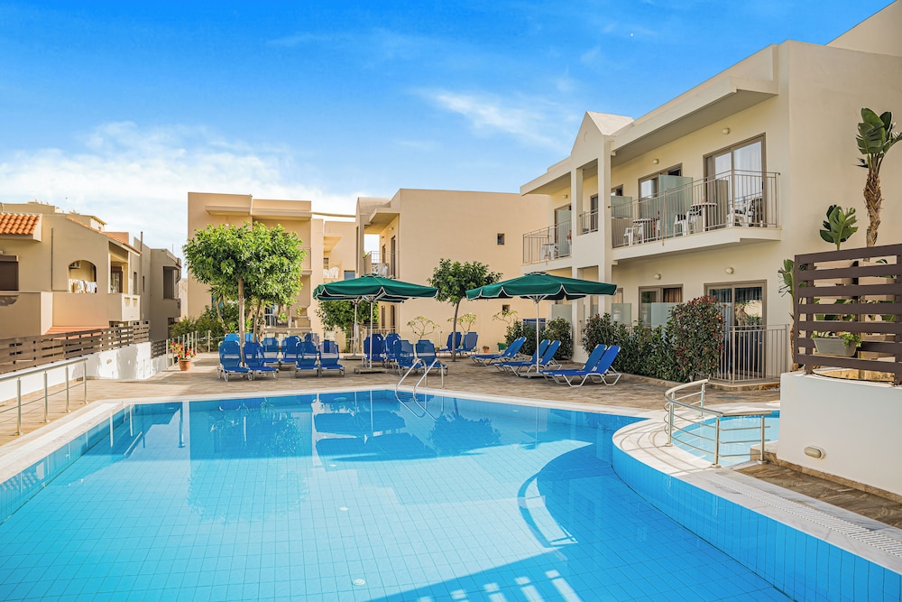 Creta Verano Hotel — Swimming pool in Malia
