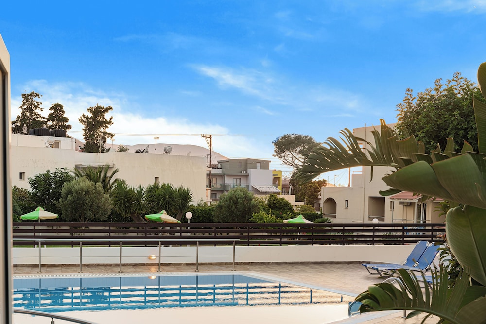 Creta Verano Hotel — Swimming pool in Malia
