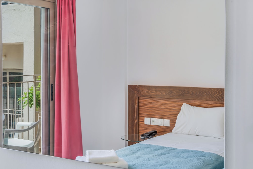 Creta Verano Hotel — Hotel rooms in Malia