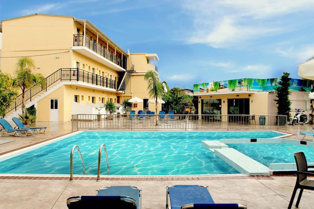 La Caretta — Swimming pool in Alikanas, Ionian Islands