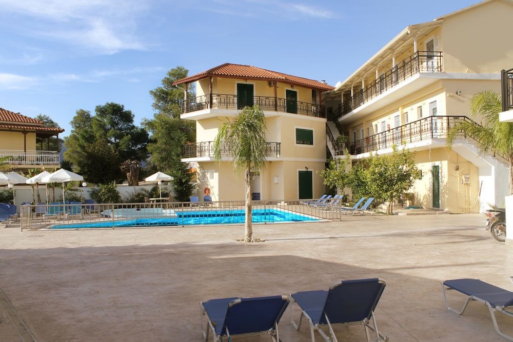 La Caretta — Swimming pool in Alikanas, Ionian Islands