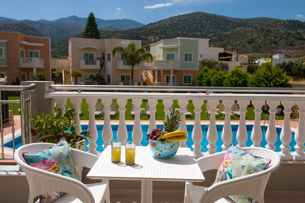 Sarpidon Apartments — Swimming pool in Malia