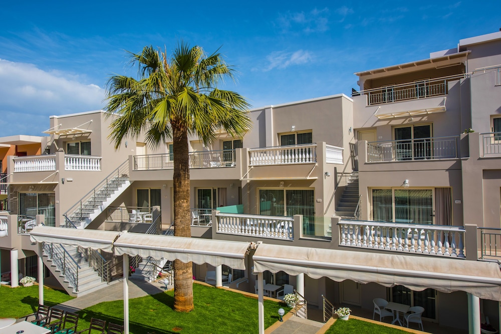 Sarpidon Apartments — Hotel building in Malia