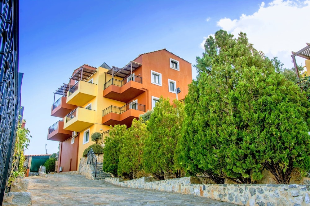 Ippoliti Village — Hotel building in Hersonissos