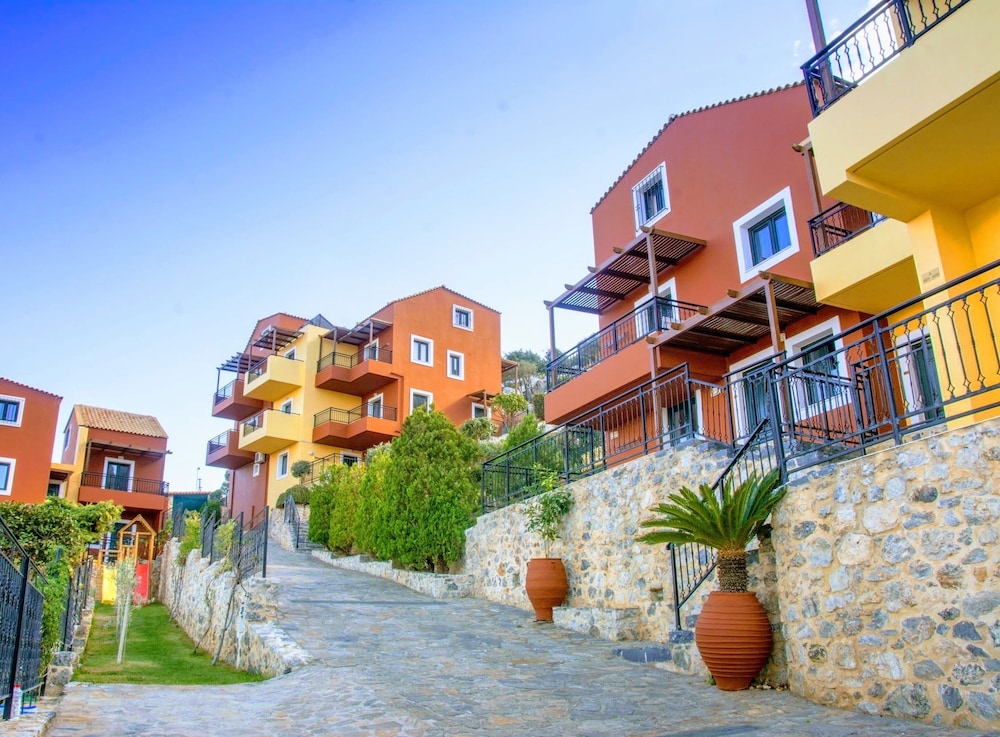 Ippoliti Village — Hotel building in Hersonissos