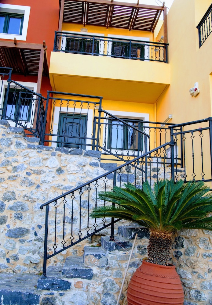 Ippoliti Village — Hotel building in Hersonissos