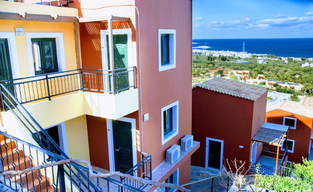 Ippoliti Village — Hotel building in Hersonissos