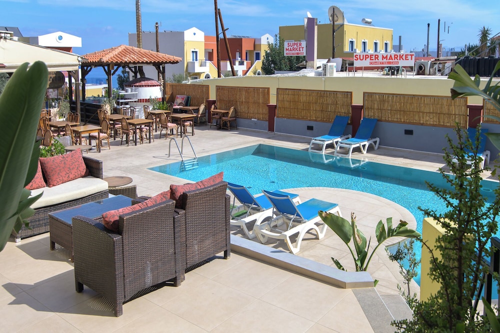 Ariadni Palace Apartments — Swimming pool in Hersonissos