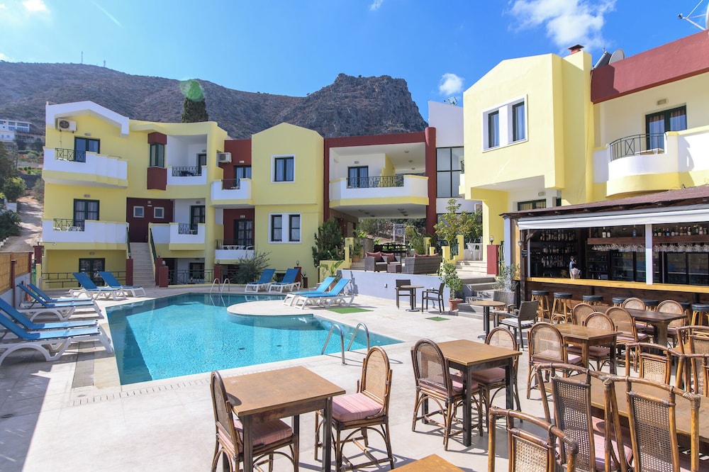 Ariadni Palace Apartments — Swimming pool in Hersonissos