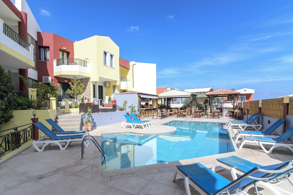 Ariadni Palace Apartments — Swimming pool in Hersonissos