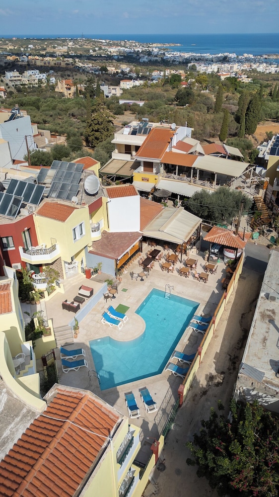 Ariadni Palace Apartments — Swimming pool in Hersonissos