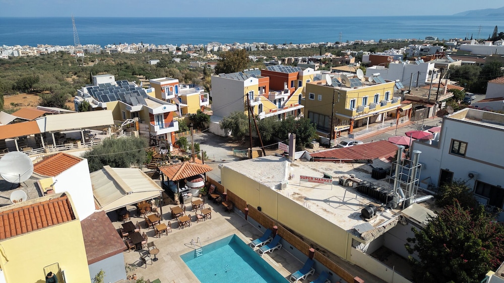 Ariadni Palace Apartments — Swimming pool in Hersonissos