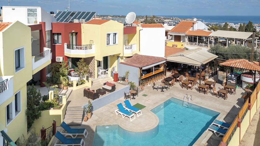 Ariadni Palace Apartments — Swimming pool in Hersonissos