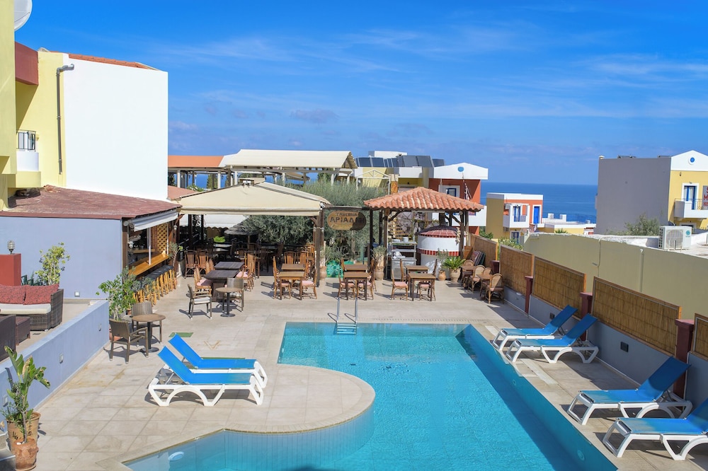 Ariadni Palace Apartments — Swimming pool in Hersonissos