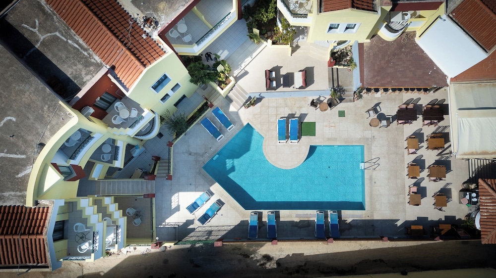 Ariadni Palace Apartments — Swimming pool in Hersonissos