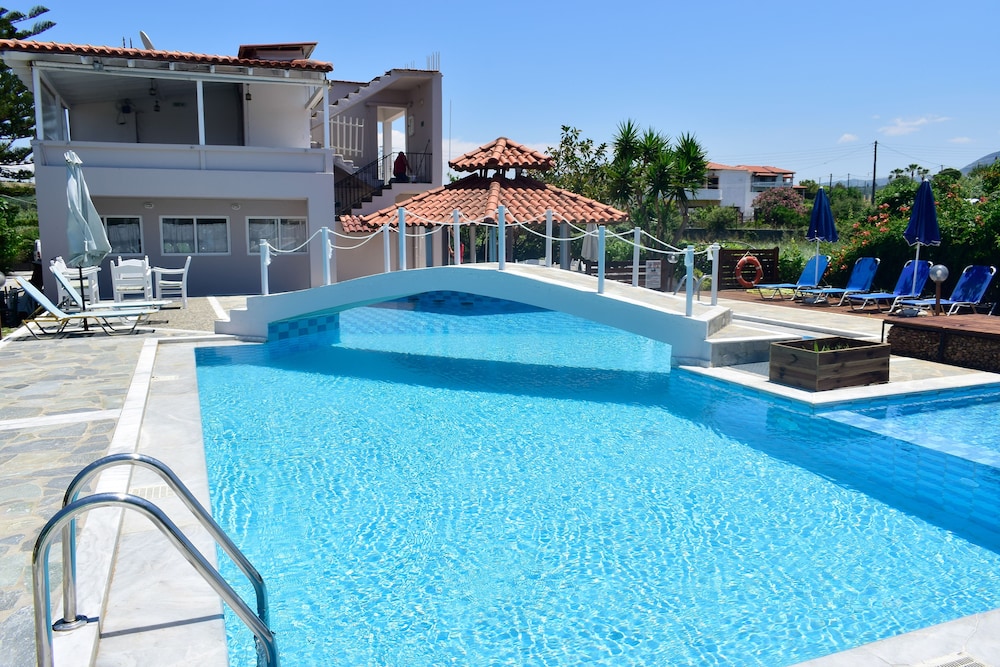 Dias studios — Swimming pool in Georgioupolis