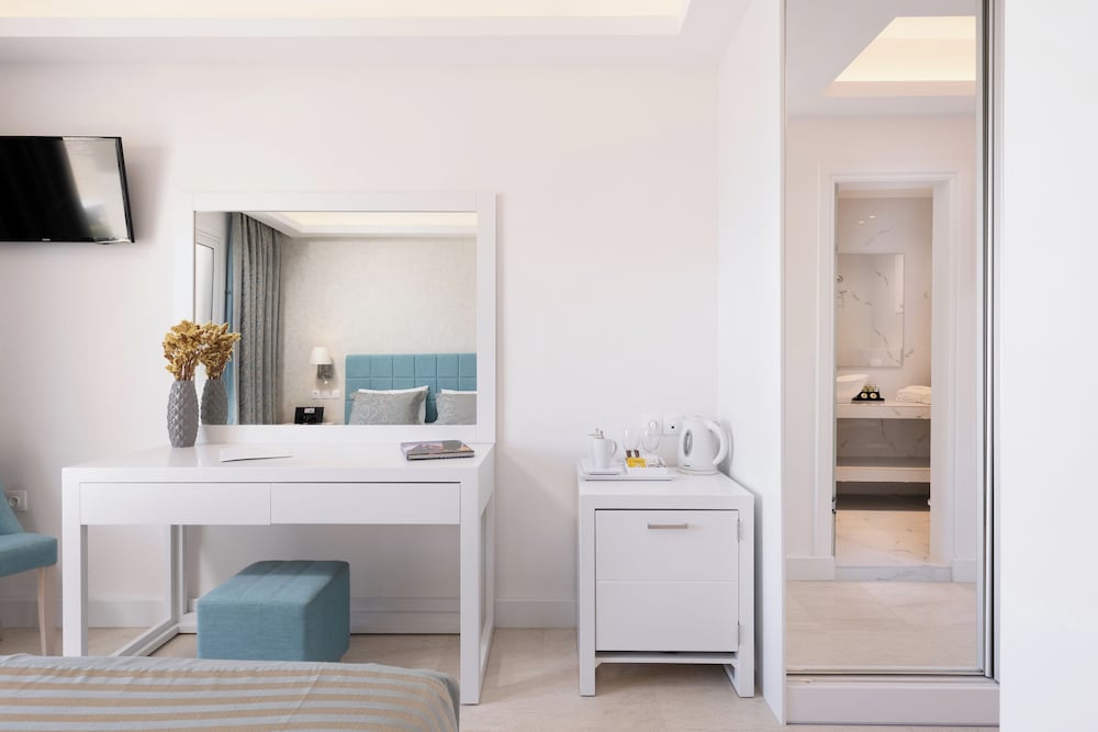 Melina Bay Boutique Hotel — Hotel rooms in Kassopei, Ionian Islands
