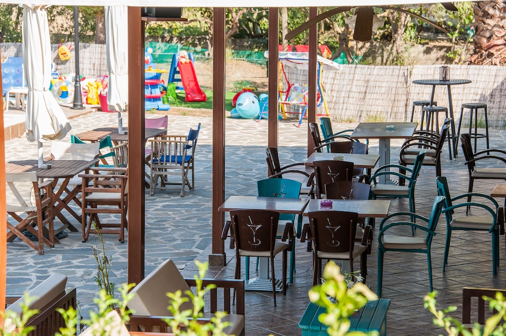 Zante Nest Studios & Apartments — Restaurant & bars in Alikanas, Ionian Islands