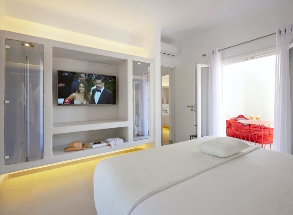 Art Hotel Santorini — Hotel rooms in Pyrgos Kallistis, South Aegean