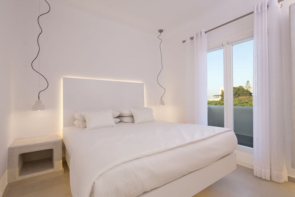 Art Hotel Santorini — Hotel rooms in Pyrgos Kallistis, South Aegean