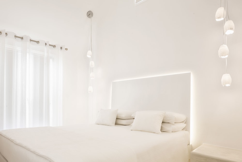 Art Hotel Santorini — Hotel rooms in Pyrgos Kallistis, South Aegean