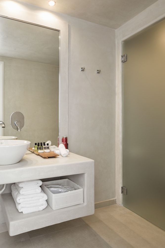 Art Hotel Santorini — Hotel rooms in Pyrgos Kallistis, South Aegean