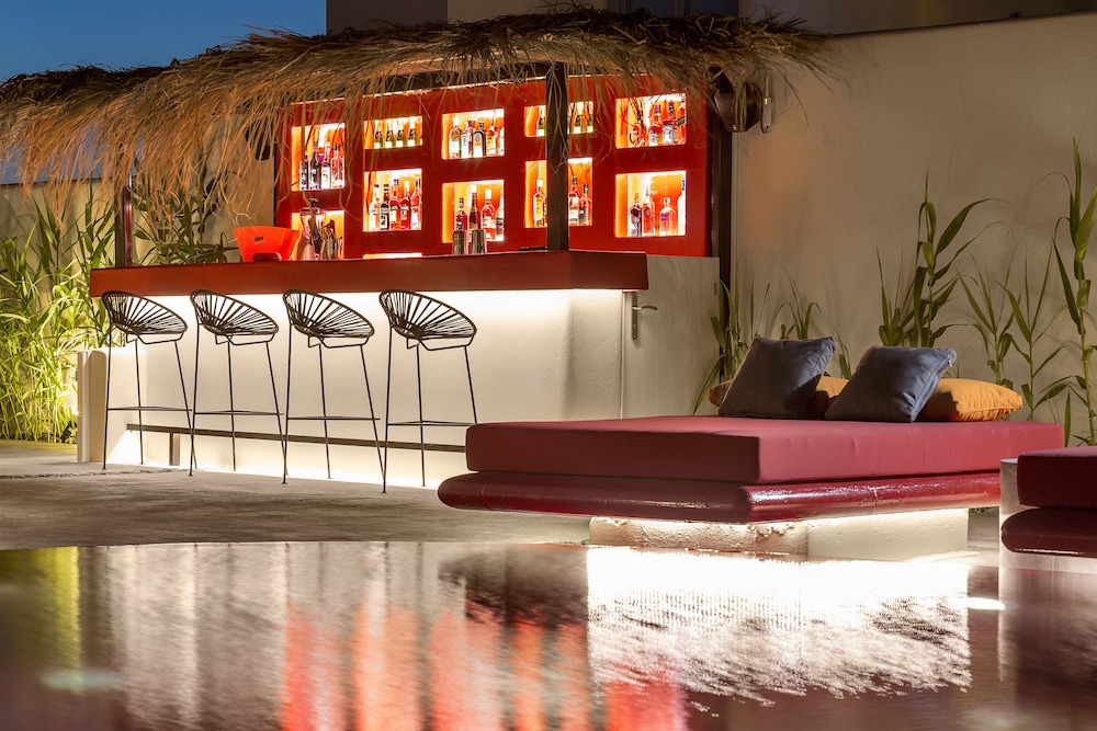 Art Hotel Santorini — Restaurant & bars in Pyrgos Kallistis, South Aegean