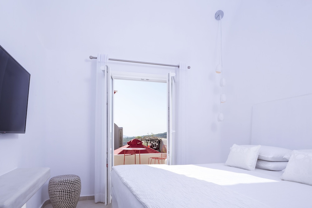Art Hotel Santorini — Hotel rooms in Pyrgos Kallistis, South Aegean