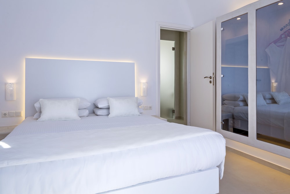 Art Hotel Santorini — Hotel rooms in Pyrgos Kallistis, South Aegean
