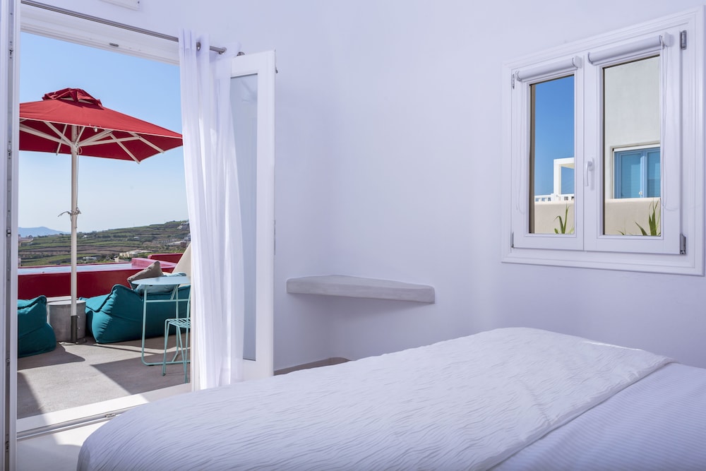 Art Hotel Santorini — Hotel rooms in Pyrgos Kallistis, South Aegean