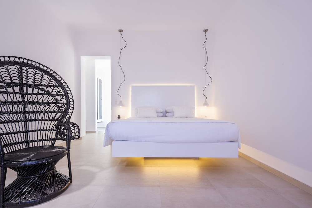 Art Hotel Santorini — Hotel rooms in Pyrgos Kallistis, South Aegean