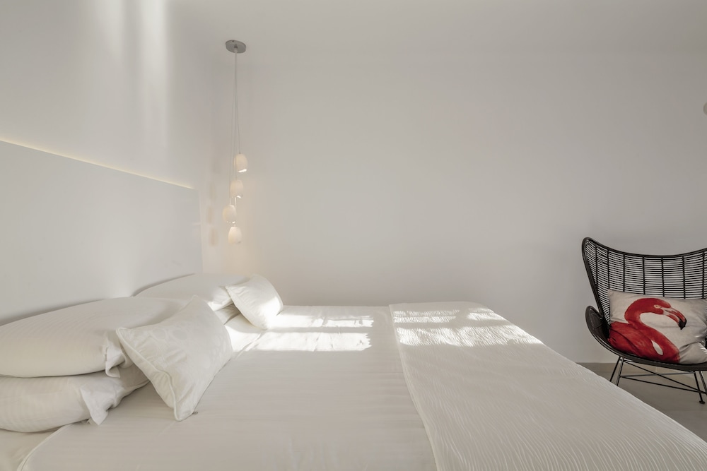 Art Hotel Santorini — Hotel rooms in Pyrgos Kallistis, South Aegean
