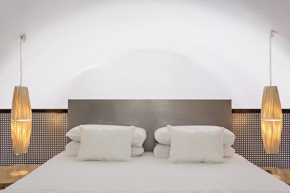 Art Hotel Santorini — Hotel rooms in Pyrgos Kallistis, South Aegean
