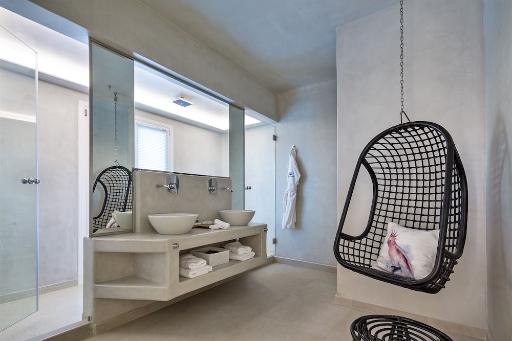Art Hotel Santorini — Hotel rooms in Pyrgos Kallistis, South Aegean