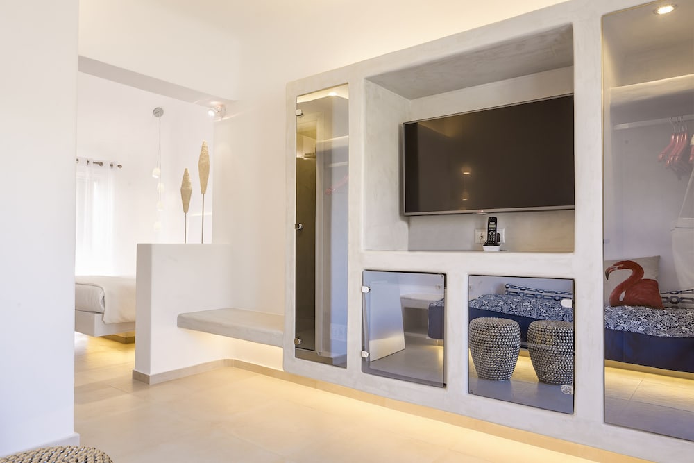 Art Hotel Santorini — Hotel rooms in Pyrgos Kallistis, South Aegean