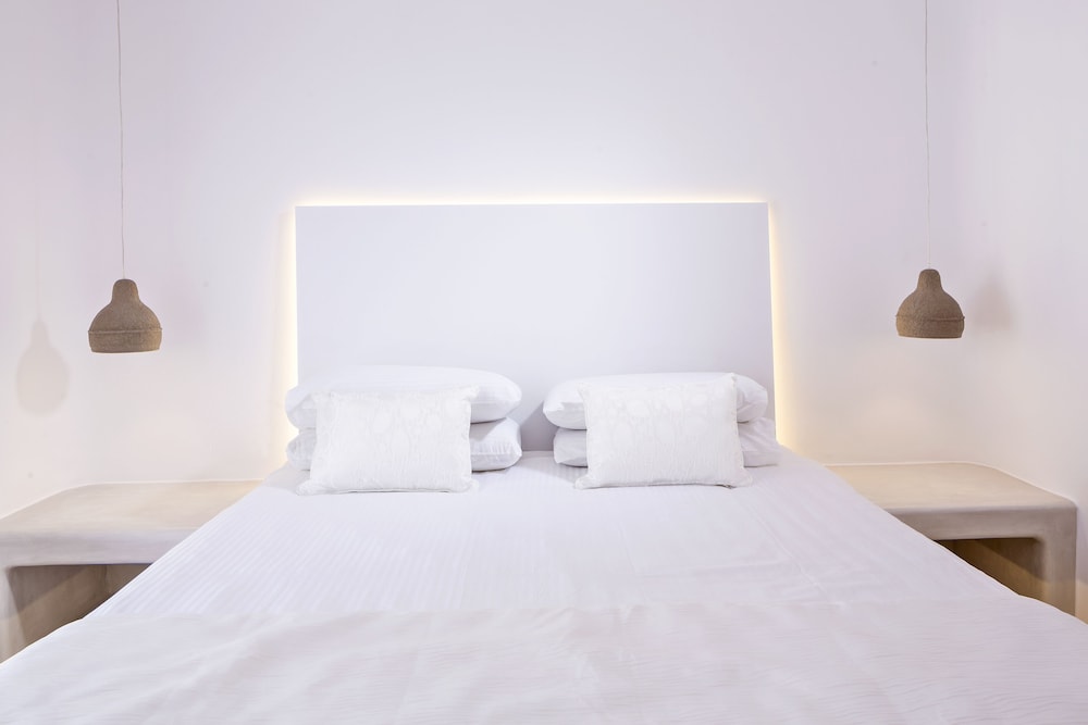 Art Hotel Santorini — Hotel rooms in Pyrgos Kallistis, South Aegean