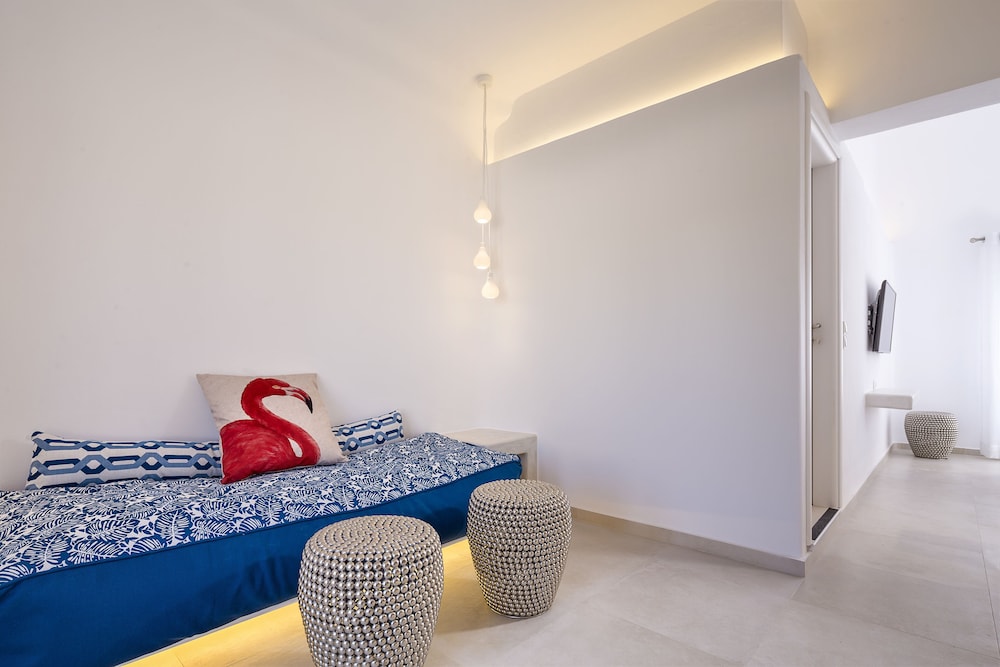Art Hotel Santorini — Hotel rooms in Pyrgos Kallistis, South Aegean
