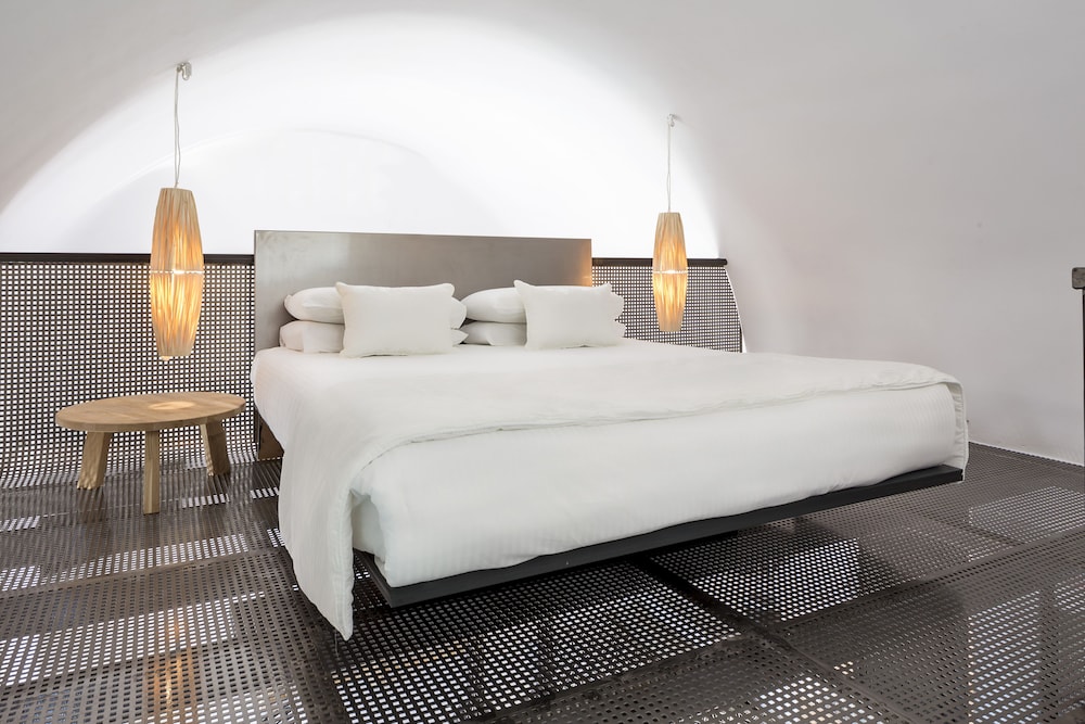 Art Hotel Santorini — Hotel rooms in Pyrgos Kallistis, South Aegean