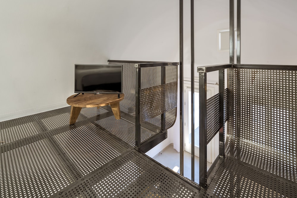 Art Hotel Santorini — Hotel rooms in Pyrgos Kallistis, South Aegean