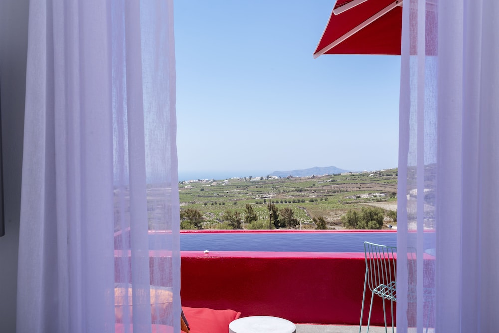 Art Hotel Santorini — Hotel rooms in Pyrgos Kallistis, South Aegean