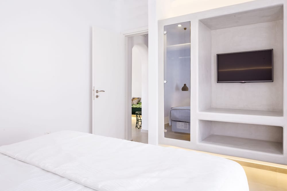 Art Hotel Santorini — Hotel rooms in Pyrgos Kallistis, South Aegean